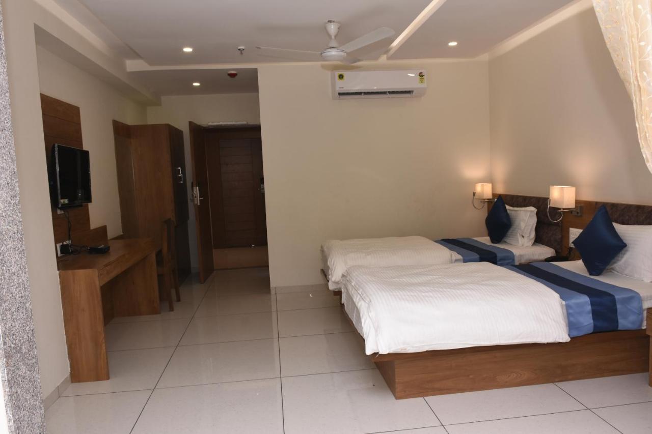 Hotel Golden Palace & Rooms Halol Екстер'єр фото
