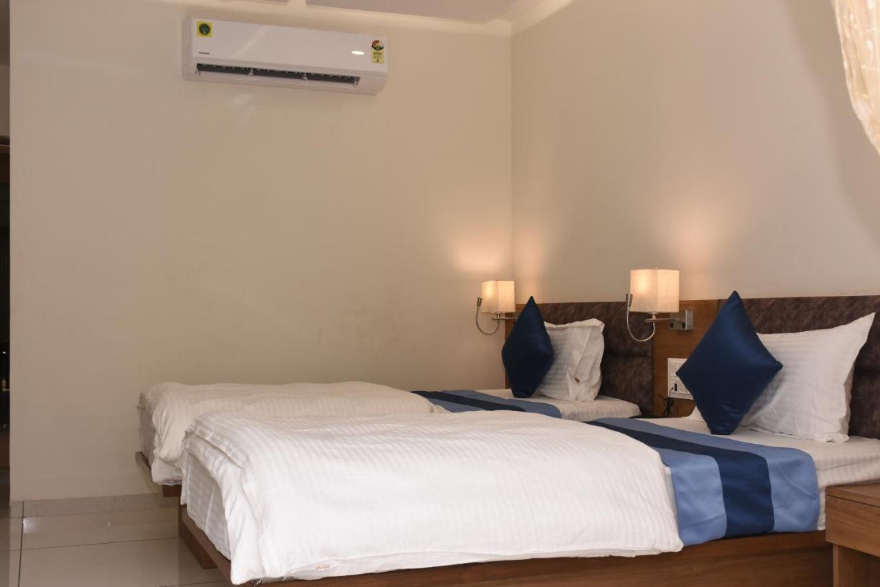 Hotel Golden Palace & Rooms Halol Екстер'єр фото